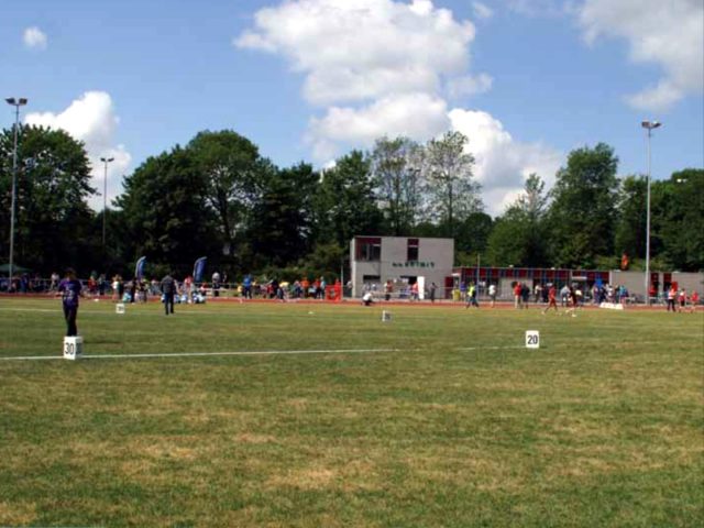 Het clubgebouw en sportveld van Atletiekvereniging Spirit