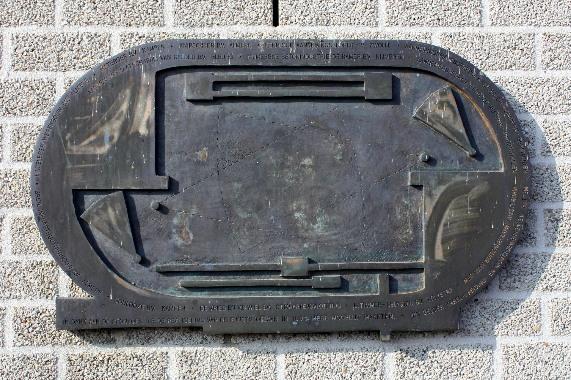 1992 - Kunstwerk met lijst van sponsoren voor de nieuwe kunstbaan